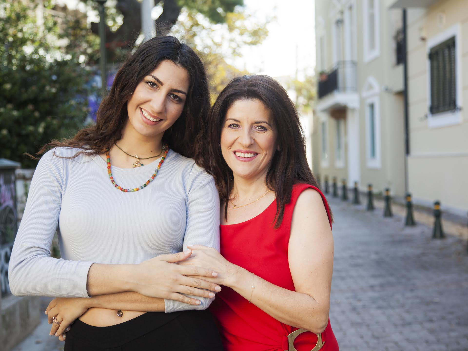 Η Στέλλα Κονιτοπούλου με τη συντάκτρια της Popaganda Γεωργία Δρακάκη