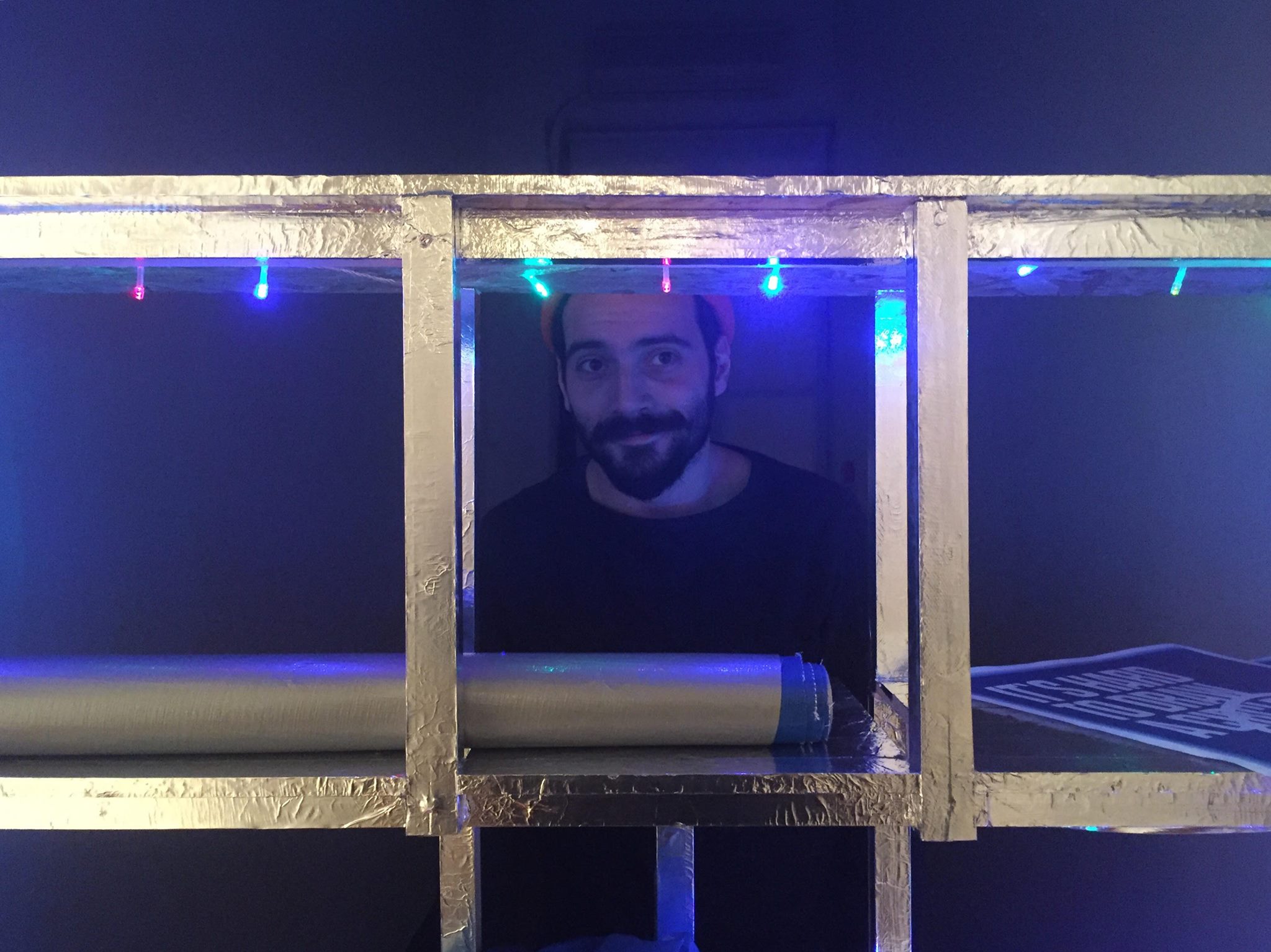 Ο Dimitry καθόταν σε ένα καφέ και παρατηρούσε τις συνήθειες των κατοίκων του Μεταξουργείου.