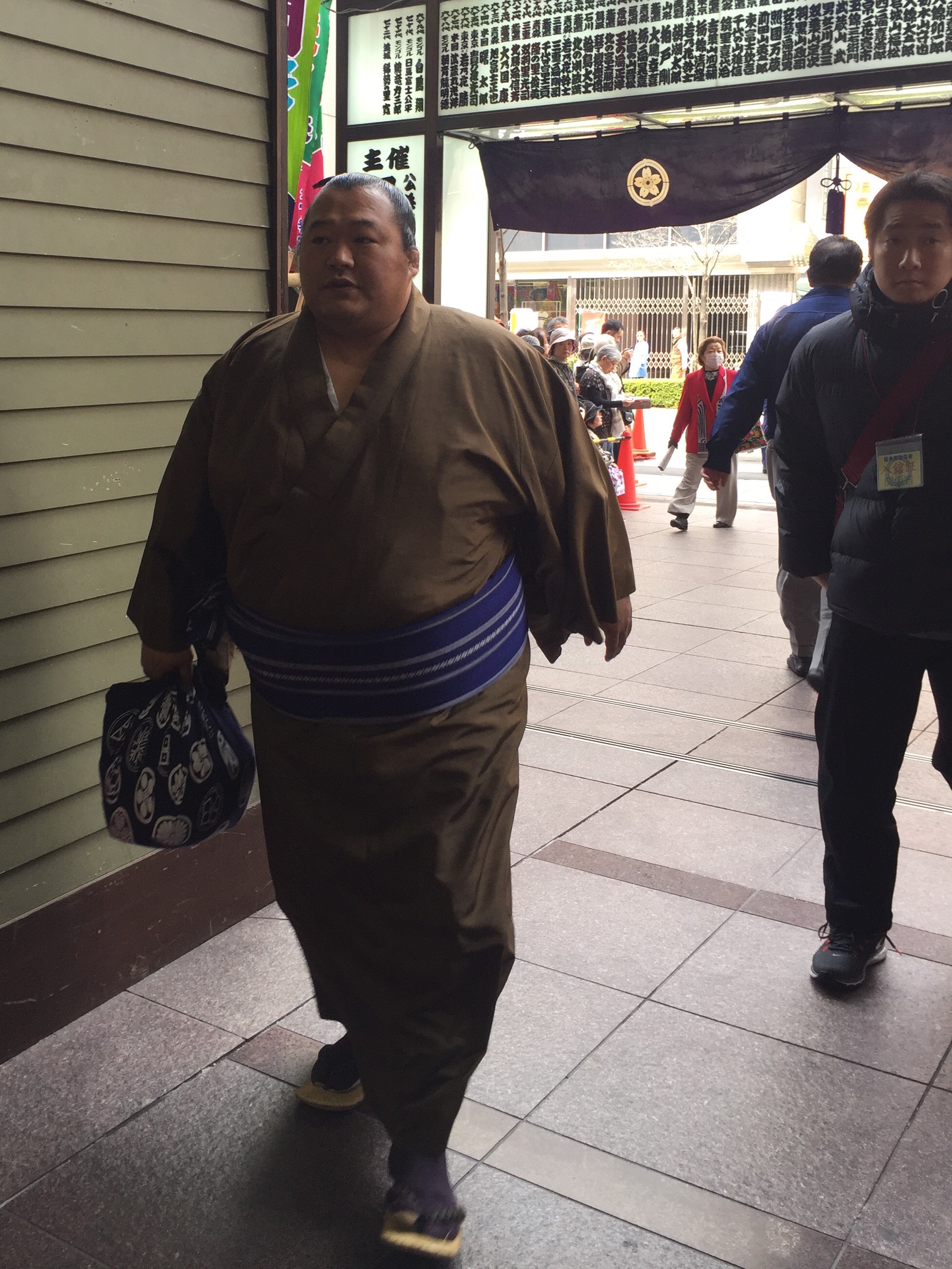 Rikishi κατά την είσοδο του στο στάδιο.