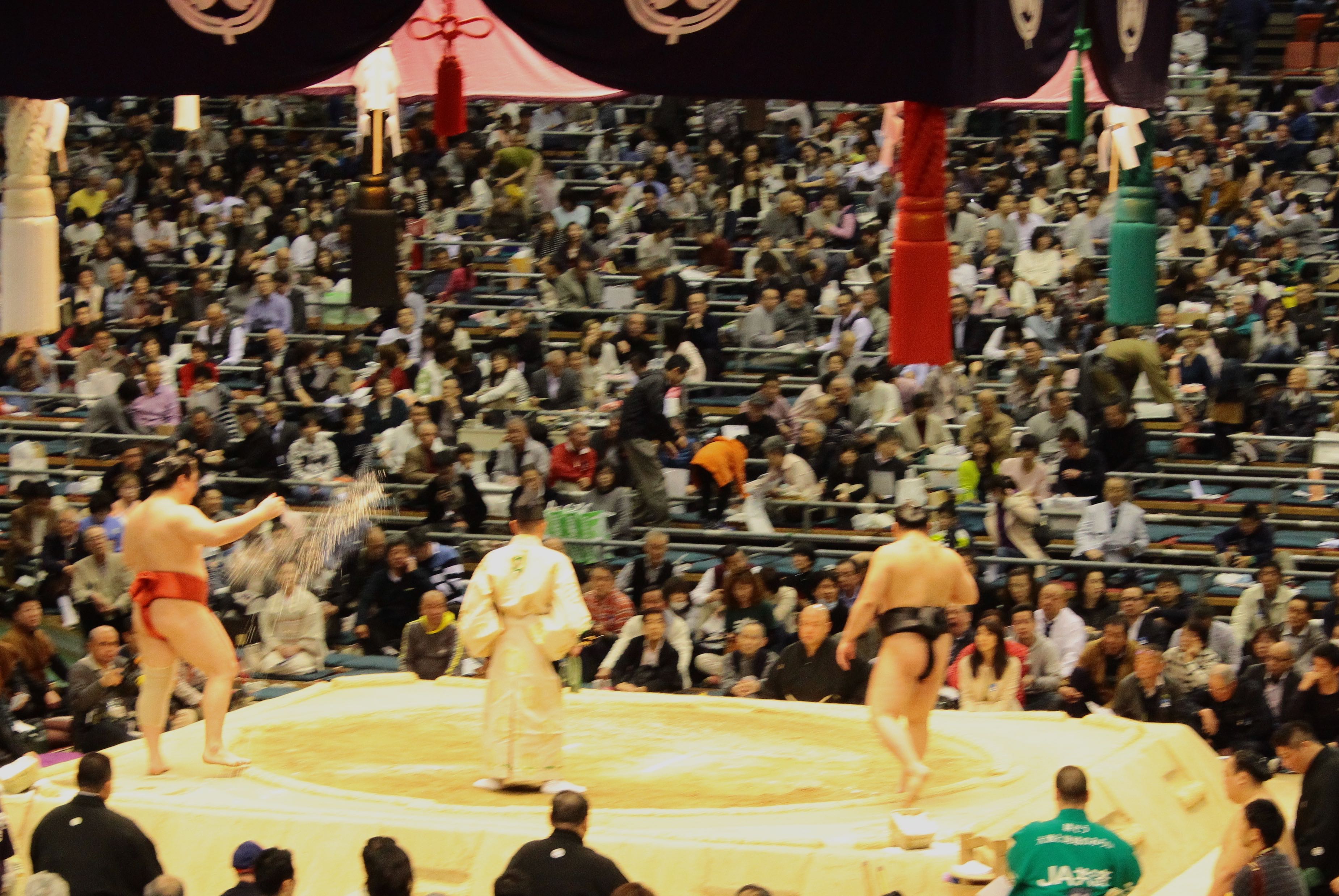 Το πέταγμα αλατιού για εξαγνισμό του dohyo.