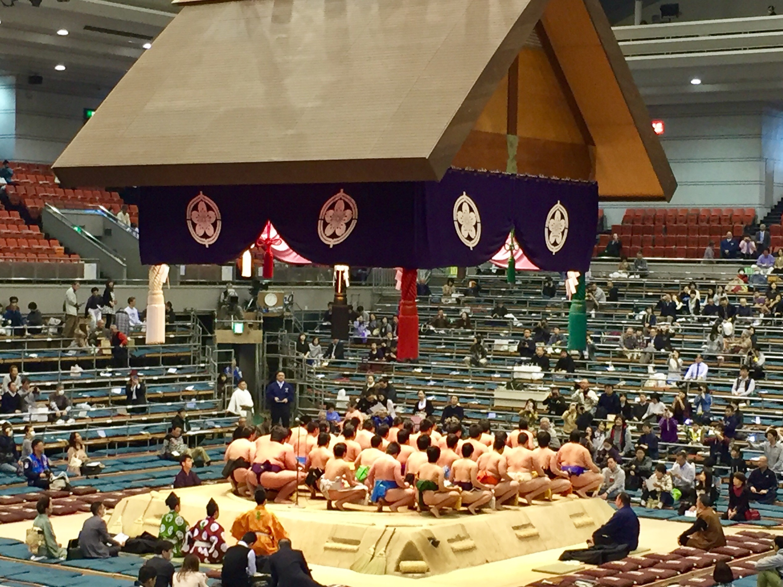 Νεαροί rikishi σε τελετή πριν τους αγώνες.