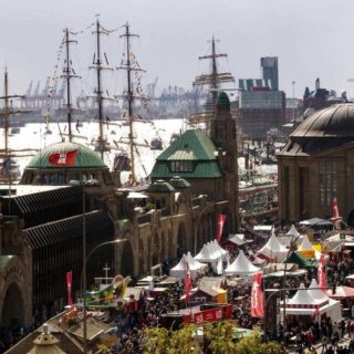 Ο στεφανωτής και τα ιπτάμενα δώρα