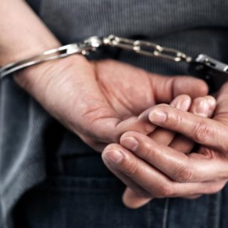 Στη φυλακή ο 44χρονος που προσπάθησε να πνίξει με κορδόνια τη σύντροφό του