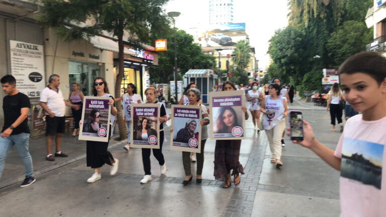 Τουρκάλες διαμαρτύρονται στο κέντρο της Σμύρνης, για τη νέα γυναικοκτονία στη χώρα τους.