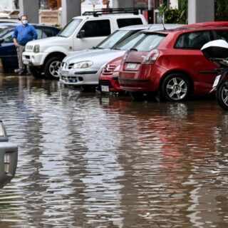 Απεγκλωβισμοί πολιτών από σπίτια και αυτοκίνητα στο κέντρο της Αθήνας