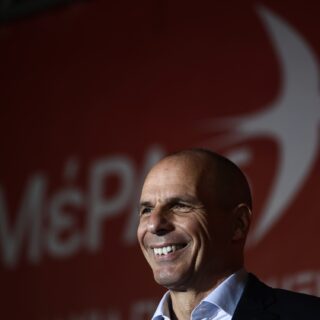 Στο τμήμα για προκαταρκτική εξέταση κάλεσε η ΕΛΑΣ τον Γ. Βαρουφάκη