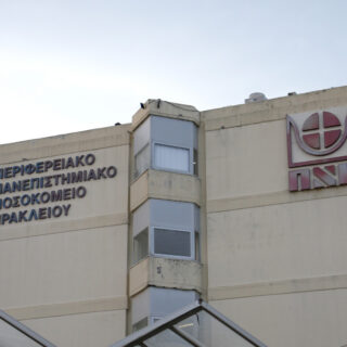 Παραμένει κρίσιμη η κατάσταση της 3χρονης που βρέθηκε στον πάτο πισίνας