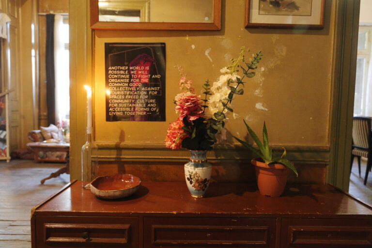 «Ένας άλλος κόσμος είναι δυνατός. Θα συνεχίσουμε να μαχόμαστε και να οργανωνόμαστε για το κοινό καλό, συλλογικά και ενάντια στην τουριστικοποίηση, για χώρους ελεύθερους για την κοινότητα, τον πολιτισμό και βιώσιμους, προσβάσιμους τρόπους του να ζούμε μαζί».