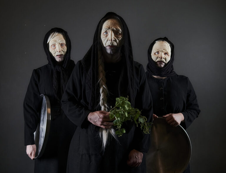 «Οι γριές που μαζεύουν την τσουκνίδα» του Κωνσταντίνου Ντέλλα