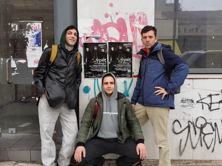 Γιάννης Σανίδας, Μανούσος Γεωργόπουλος, Γιώργος Πλάτωνας Περλέρος: Οι τρεις πρωταγωνιστές στο «Οι γριές που μαζεύουν την τσουκνίδα» του Κωνσταντίνου Ντέλλα.