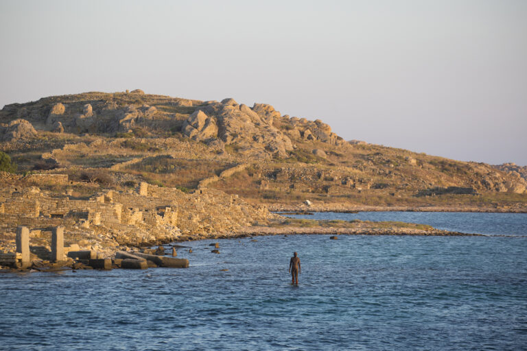 Antony Gormley, SIGHT, 2019 | Installation View 6 Times Left, 2009 | Ο NEON στον αρχαιολογικό χώρο της Δήλου | Φωτογραφία © Ναταλία Τσουκαλά | Ευγενική Παραχώρηση NEON, Εφορεία Αρχαιοτήτων Κυκλάδων και ο καλλιτέχνης.