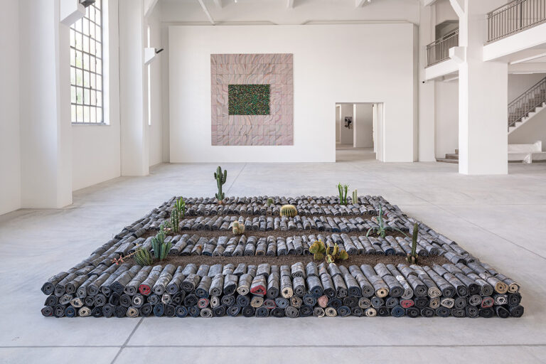 Portals | Πύλη, 2021 | Installation view Γιάννης Κουνέλλης, Untitled, 2005 | Ιδιωτική Συλλογή Ρώμη, Ιταλία NEON + Βουλή των Ελλήνων | Φωτογραφία © Oak Taylor Smith