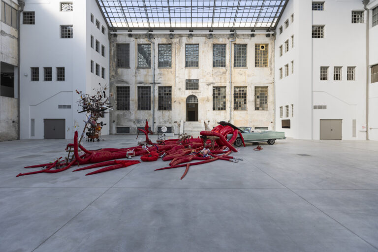 Dream On, 2023 | Installation view John Bock, Palms, 2007 | Ευγενική παραχώρηση ο καλλιτέχνης και η Anton Kern Gallery, New York Συλλογή Δ.Δασκαλόπουλου | Φωτογραφία © Ναταλία Τσουκαλά