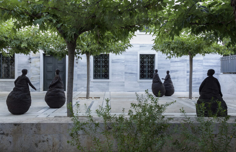 A Thousand Doors, 2014 | Installation view Francis Upritchard, Balata Figures, 2012 | Courtesy the artist and Kate MacGarry, London | NEON & The Whitechapel Gallery στη Γεννάδειο Βιβλιοθήκη | Φωτογραφία © Ναταλία Τσουκαλά