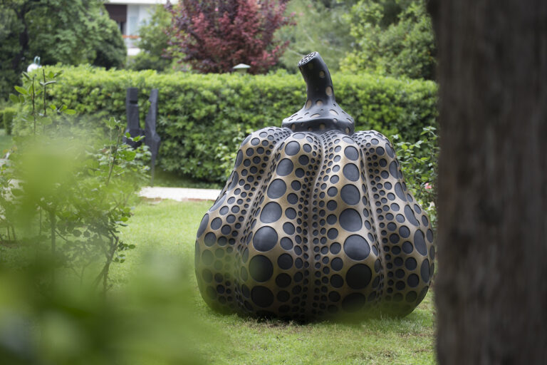 TERRAPOLIS, 2015 | Installation view Yayoi Kusama, Pumpkin (M), 2014 | Ευγενική παραχώρηση της καλλιτέχνιδας και της Victoria Miro, Λονδίνο | NEON στην Γαλλική Σχολή Αθηνών | Φωτογραφία © Ναταλία Τσουκαλά