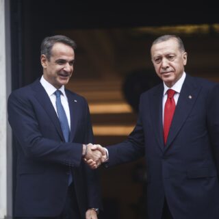 Ελληνοτουρκικά: Διμερής διάλογος και θετική ατζέντα στη συνάντηση Μητσοτάκη–Ερντογάν