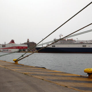 Αυτοκίνητο έπεσε στη θάλασσα στο λιμάνι του Πειραιά