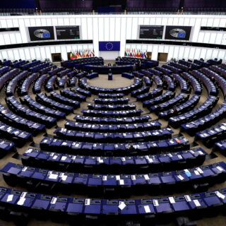 Το Ευρωπαϊκό Κοινοβούλιο «παγώνει» την επικύρωση της εμπορικής συμφωνίας ΕΕ-ΗΠΑ