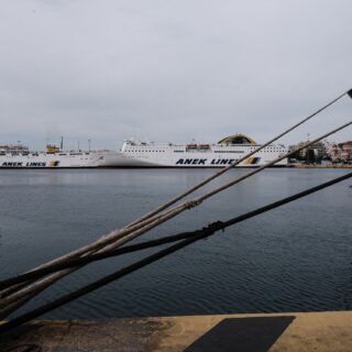 Αυτοκίνητο έπεσε στη θάλασσα στο λιμάνι του Πειραιά – Σώα η οδηγός