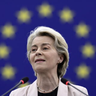 Απορρίφθηκαν οι δύο προτάσεις μομφής κατά της Ούρσουλα φον ντερ Λάιεν
