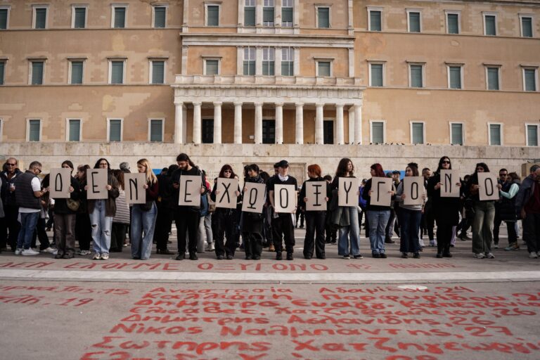 Στο Σύνταγμα για τα Τέμπη