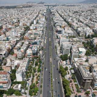 Άνοιξε τρύπα από σπασμένο αγωγό λυμάτων στη Λεωφόρο Συγγρού