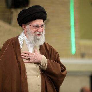 Ο Χαμενεΐ προειδοποιεί ότι το αεροπλανοφόρο των ΗΠΑ στον Κόλπο μπορεί να βυθιστεί