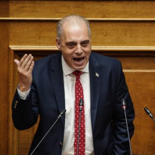 «Με είπε “καράφλα”»: Επιστολή διαμαρτυρίας Βελόπουλου στον Κακλαμάνη για τον Φλώρο