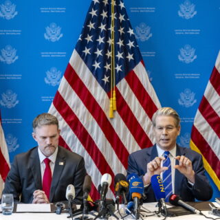 Μπέσεντ: Οι ΗΠΑ ενδέχεται να άρουν ορισμένες κυρώσεις κατά ιρανικού πετρελαίου