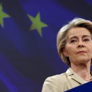 ΕΕ: Αντιμέτωπη με δύο προτάσεις μομφής η Ούρσουλα φον ντερ Λάιεν