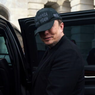 Ύμνοι στον Χίτλερ και προσβολές: Το Grok του Ίλον Μασκ προκαλεί