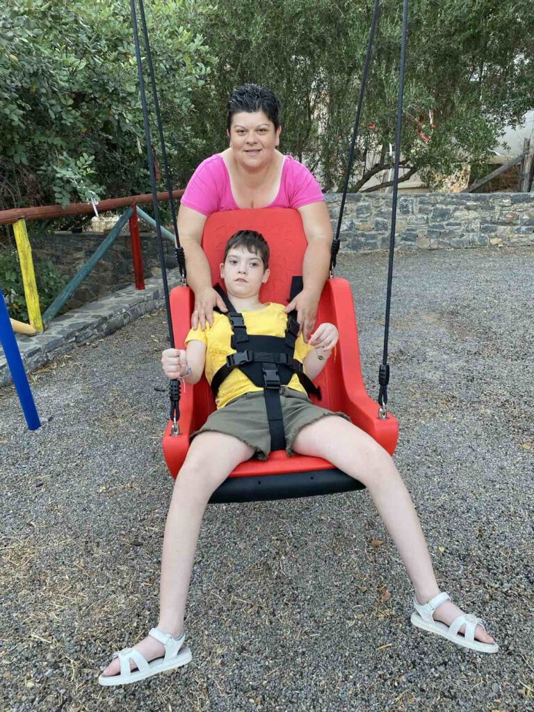 Η μικρή Μαρία με τη μαμά της, Ελένη.