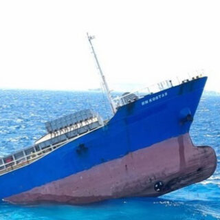 Αναμένεται η ανέλκυση του ημιβυθισμένου φορτηγού πλοίου «MN KOSTAS» στη Σητεία