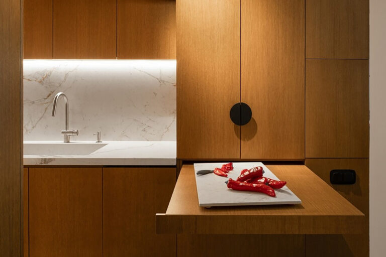 Δομική και υλική λιτότητα σε μια σύγχρονη κατοικία στη Θεσσαλονίκη