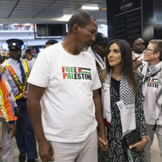 Global Sumud Flotilla: Ο εγγονός του Νέλσον Μαντέλα επέστρεψε στη Νότια Αφρική μετά την απέλασή του από το Ισραήλ