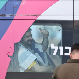 Οι 20 όμηροι που απελευθέρωσε η Χαμάς παραδόθηκαν στον ισραηλινό στρατό