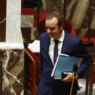 Γαλλία: H Εθνοσυνέλευση απέρριψε τις δύο προτάσεις μομφής κατά της κυβέρνησης Λεκορνί