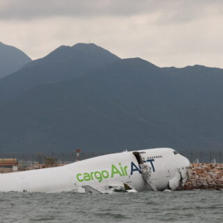 Χονγκ Κονγκ: Αεροσκάφος προσγειώθηκε στη θάλασσα – Δύο νεκροί