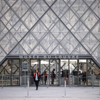 Πέντε νέοι ύποπτοι συνελήφθησαν για την κλοπή στο Λούβρο