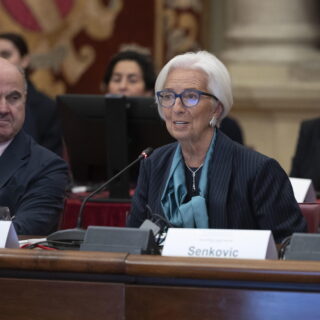 Αμετάβλητα διατήρησε η ΕΚΤ τα βασικά της επιτόκια