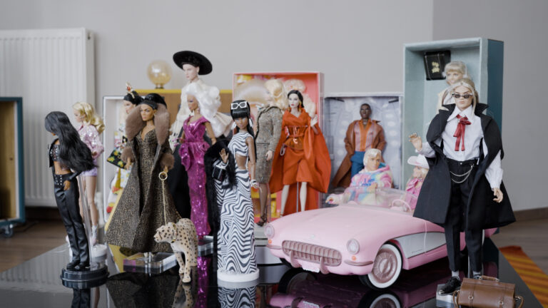 Τι κάνουν παραπάνω από 300 Barbie σε ένα σπίτι στη Θεσσαλονίκη;