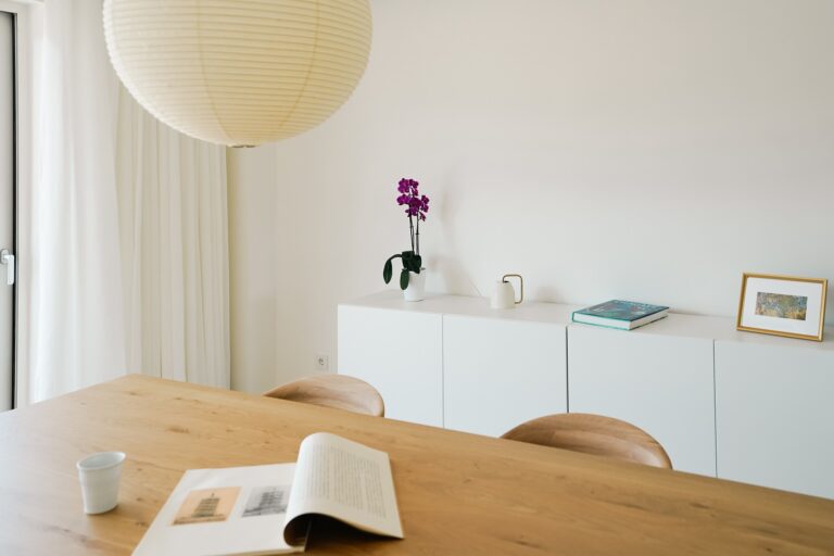 Καθαρή γραμμή και λεπτές εκπλήξεις σε ένα ανανεωμένο διαμέρισμα στο Χαλάνδρι