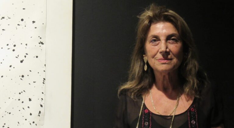 Λία Σταμοπούλου, γιατί πέρασες τα εγκαίνια της έκθεσής σου στο Παρίσι μέσα σε τηλεφωνικό θάλαμο;