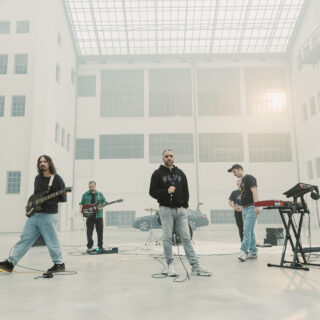 «Σπασμένη φλέβα»: Ο Βασίλης Μπισμπίκης στο νέο video clip του ΛΕΞ