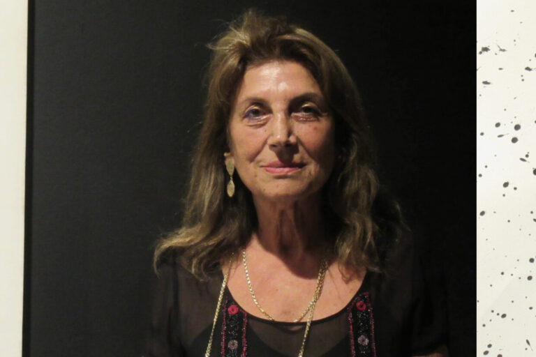 Λία Σταμοπούλου, γιατί πέρασες τα εγκαίνια της έκθεσής σου στο Παρίσι μέσα σε τηλεφωνικό θάλαμο;