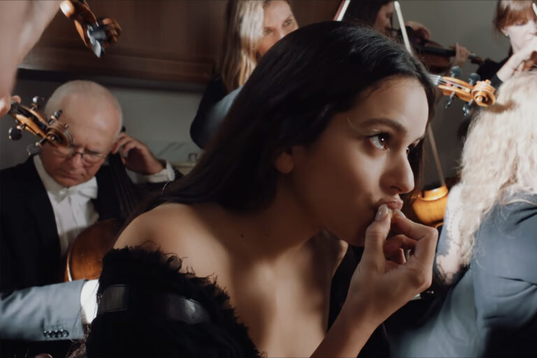 Rosalía: Η ιστορία πίσω από το νέο της τραγούδι Berghain και οι καλύτερες αντιδράσεις στα σόσιαλ