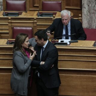 Κόντρα Βασίλη Κικίλια – Ντόρας Μπακογιάννη μετά την ΕΔΕ για τον Λιμενάρχη Χανίων