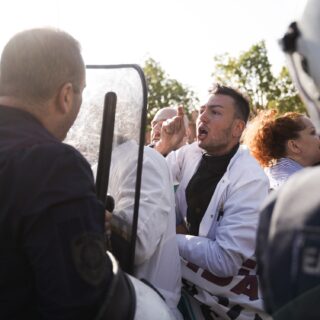 Επεισόδια και χημικά κατά την επίσκεψη Μητσοτάκη στο νοσοκομείο «Αττικόν»
