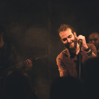 Ο Δημήτρης Μεσημέρης ανεβαίνει στη σκηνή του Σταυρού του Νότου Club