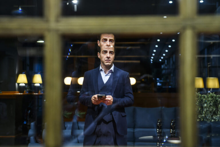 Όταν το σινεμά ανεβαίνει στο σανίδι: Οι ταινίες που «παίζουν» φέτος στα θέατρα της Αθήνας